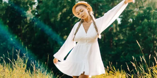 10 Elegant White Dresses for a Fresh Summer Wardrobe