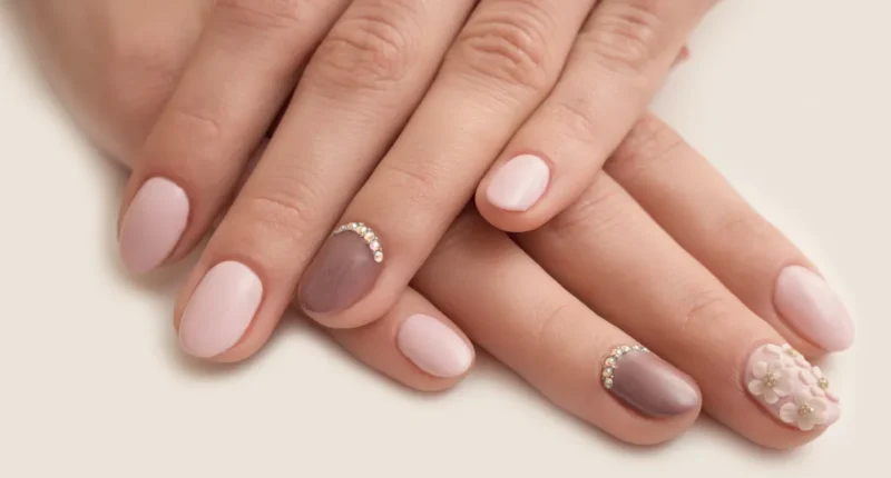 Short nails with a minimalist design featuring a clean, natural base with a single accented nail adorned with delicate white lace patterns, embodying elegance for the winter season.